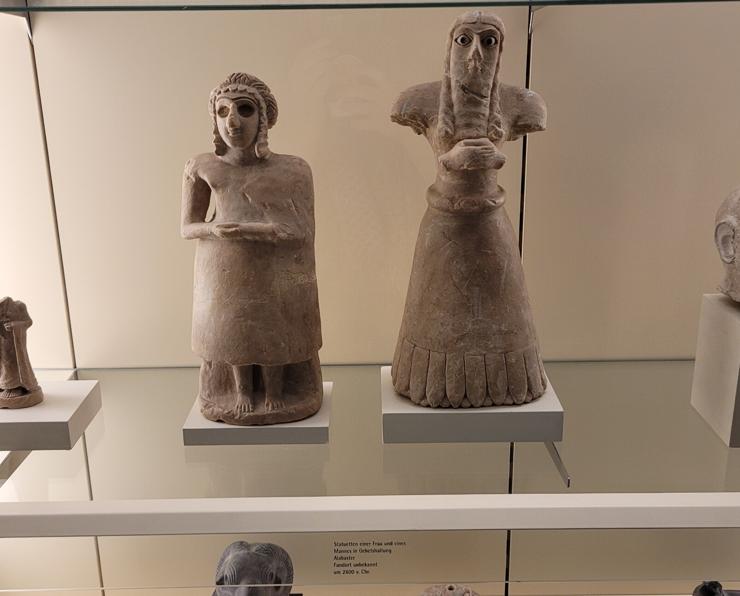Figurines of praying woman and man
Alabaster 
Finding place unknown
ca. 2600 BCE